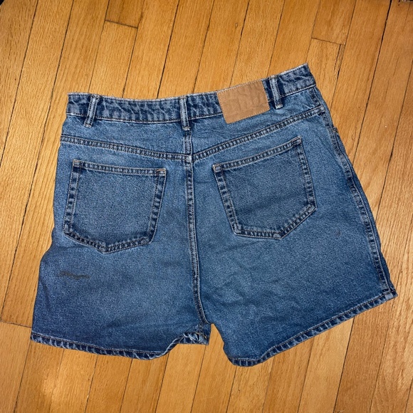 Embroidered Zara Mom Jean Shorts - Picture 5 of 6